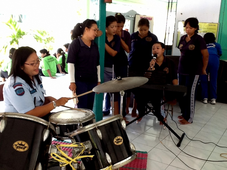 With one guard often responsible for 500 or more inmates, activities like Glee Club in Semarang Women’s Prison offer vital assistance in maintaining order Credit: Leopold Sudaryono 2Sudaryono