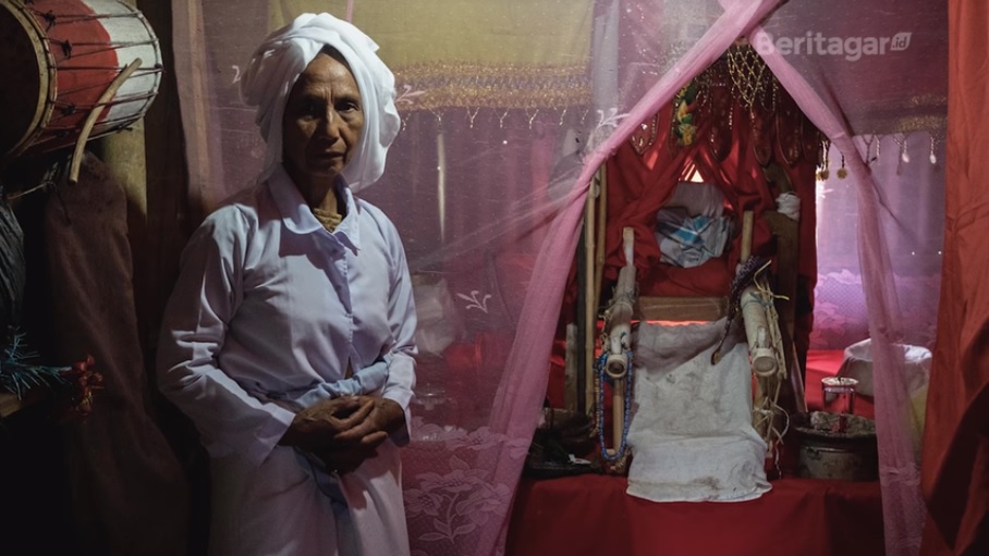 Image still of a bissu from the trailer of Calalai: In-Betweenness (Rumah Pohon/Youtube) Image still of a bissu from the trailer of Calalai: In-Betweenness (Rumah Pohon/Youtube)