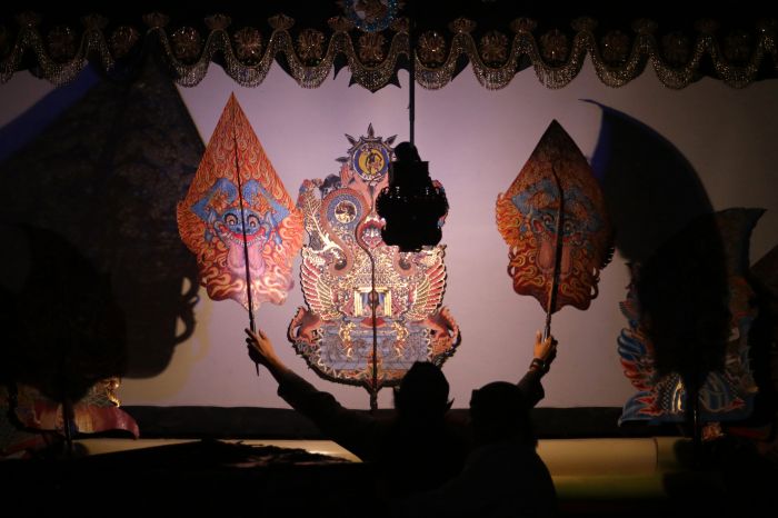 Wayangan dalam bayang-bayang COVID-19