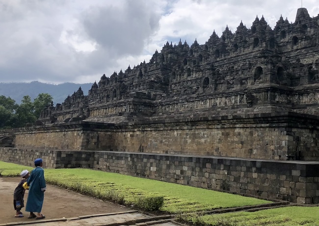 Essay: Local tradition in a global religious community in modern day Java